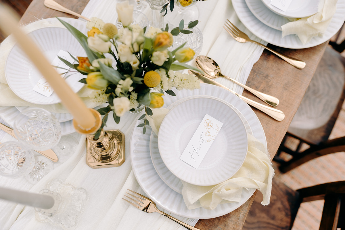 Outdoor Spring wedding with yellow florals. Minimal eco-friendly place cards and tables cape. Willow and Rust eco-friendly wedding styling