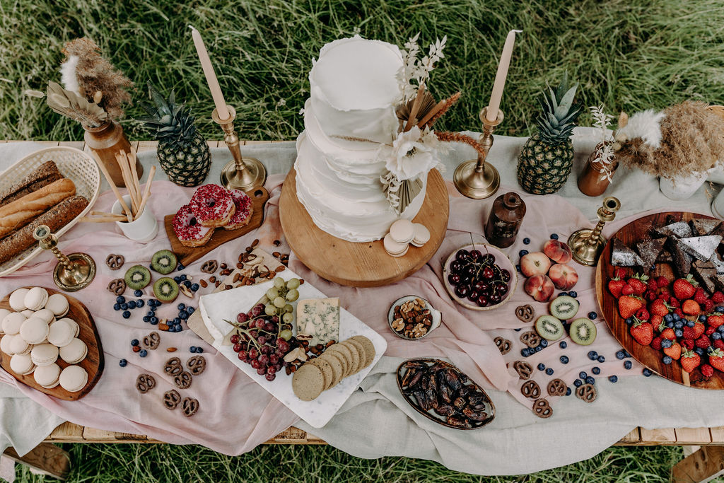 Outdoor eco-friendly wedding grazing plates, wedding picnic. Willow and Rust sustainable wedding stylist