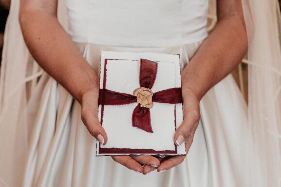 10 ways to create elegant wedding stationery